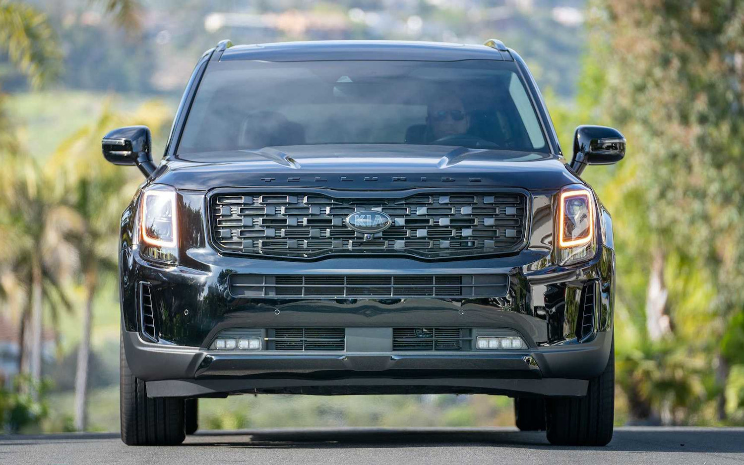 comparison-kia-telluride-sx-nightfall-edition-2021-vs-audi-q5-suv-2016-suv-drive